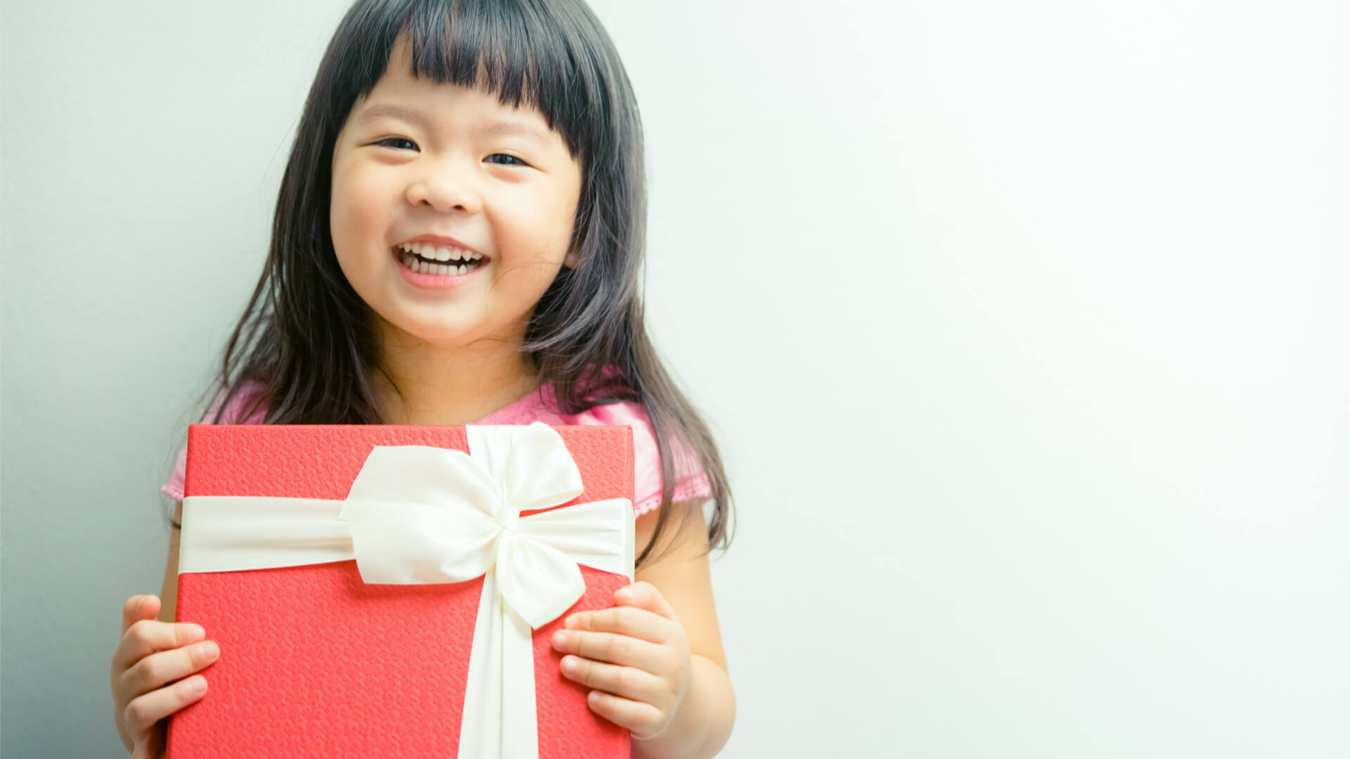 Little asia. Подарки для детей. Девочка улыбается. Фото детей с подарками. Дети держат подарочную коробку.