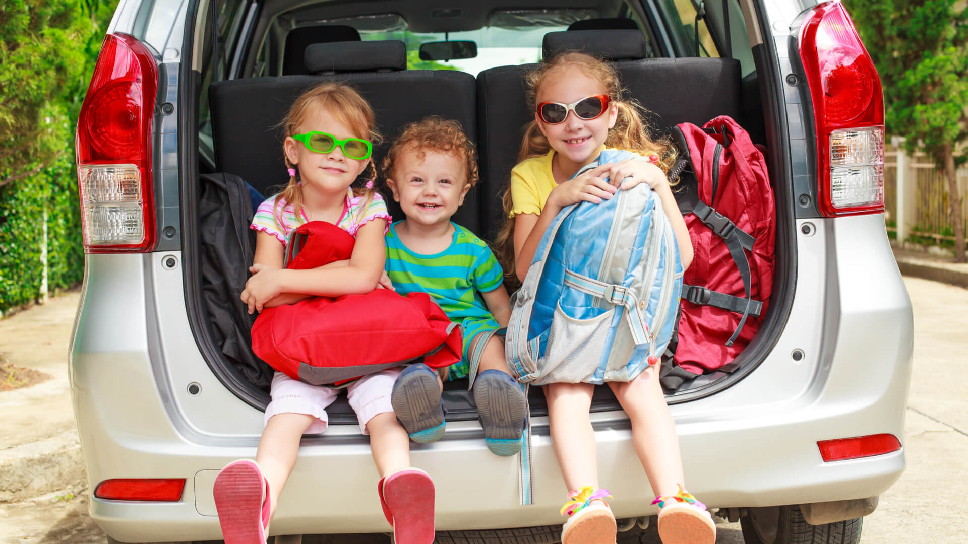 На машине на выходные с детьми. Путешествие с детьми. Путешествие на машине с детьми. Путешествие с семьей. Поездка с детьми на машине.
